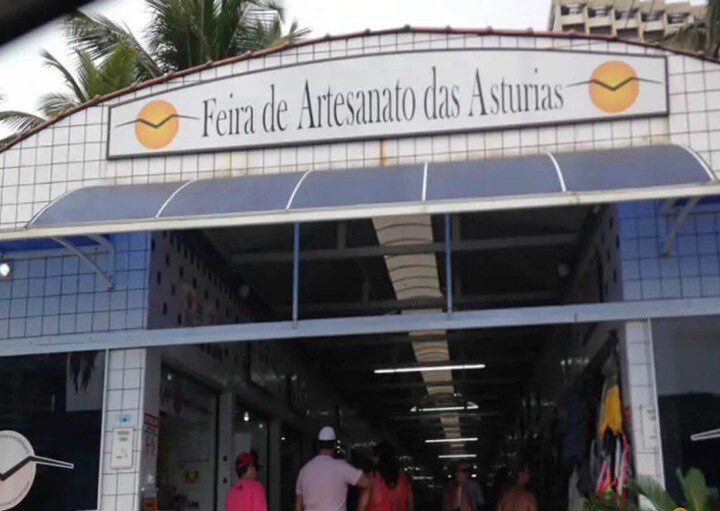 Imagem da feira de artesanato na praia das Astúrias no Guarujá.