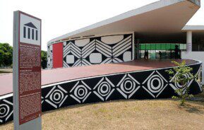 Foto mostra a fachada do Memorial dos Povos Indígenas