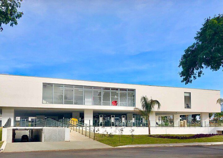 Foto mostra a fachada do Museu de Arte de Brasília