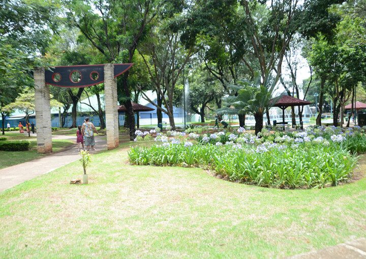 Foto que ilustra matéria sobre o Parque Santos Dumont, em São José dos Campos, mostra um dos jardins do parque