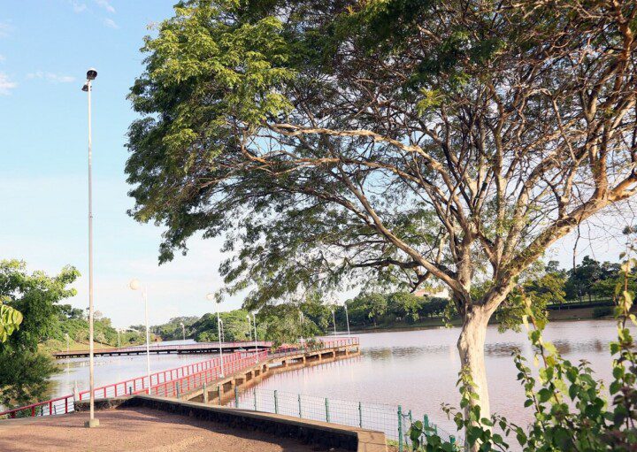 Foto que ilustra matéria sobre o Parque da Represa Municipal em São José do Rio Preto mostra um deck de madeira entrando pelas águas de um lago
