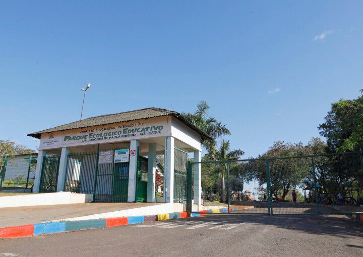 Foto que ilustra matéria sobre parques em São José do Rio Preto mostra a entrada do Parque Ecológico Educativo Dr. Joaquim de Paula Ribeiro