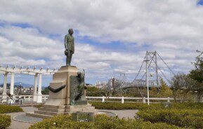 Foto que ilustra matéria sobre Praça Hercílio Luz mostra a vista para o monumento de Hercílio Luz e para a Ponte Hercílio Luz