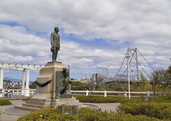 Foto que ilustra matéria sobre Praça Hercílio Luz mostra a vista para o monumento de Hercílio Luz e para a Ponte Hercílio Luz