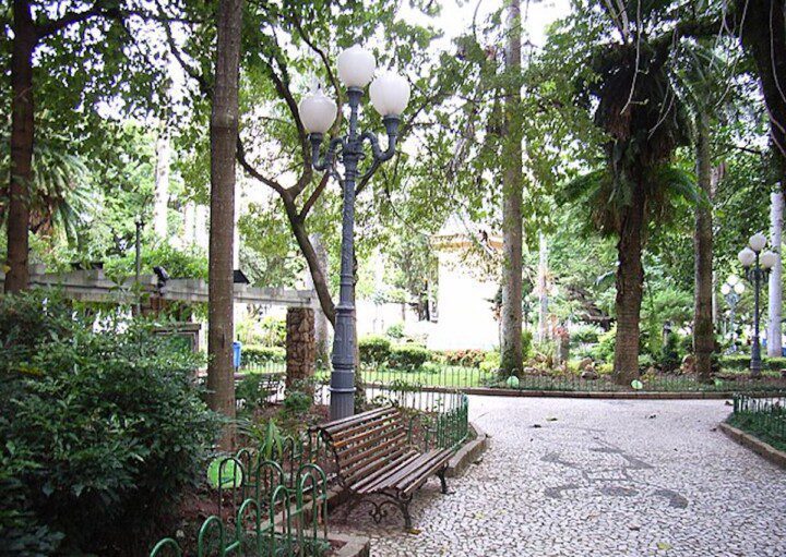 Foto que ilustra matéria sobre Praça XV de Novembro em um dia ensolarado