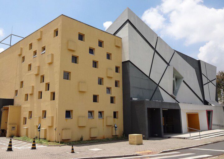 Fachada do Teatro Municipal José de Castro Mendes em Campinas.