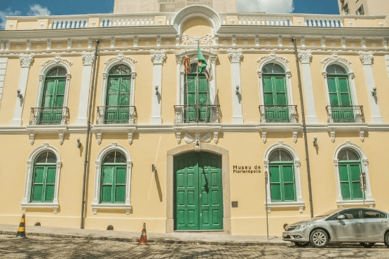 Imagem que ilustra matéria sobre Praça XV de Novembro mostra o Palácio Cruz e Sousa