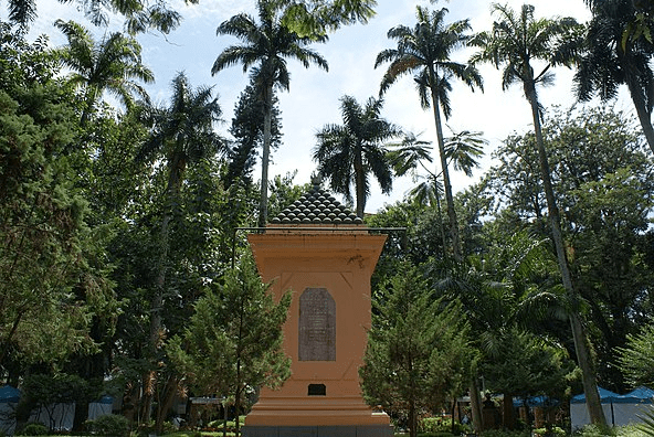 Imagem que ilustra matéria sobre Praça XV de Novembro mostra o monumento em honra aos heróis mortos na Guerra do Paraguai