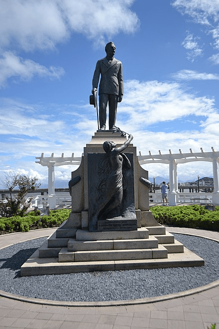 Foto que ilustra matéria sobre Praça Hercílio Luz mostra o monumento de Hercílio Luz