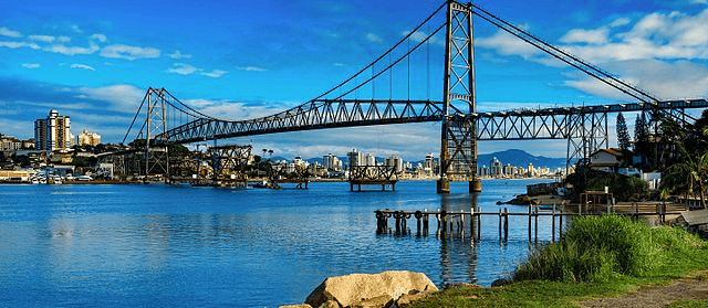 Foto que ilustra matéria sobre Praça Hercílio Luz mostra a Ponte Hercílio Luz