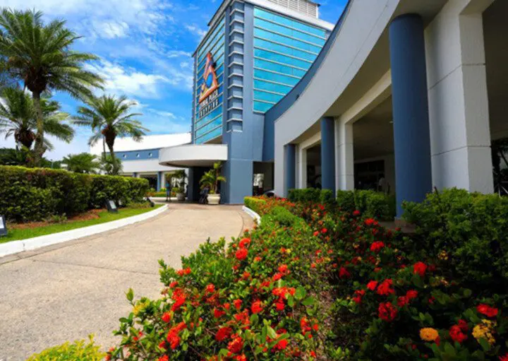 Imagem da parte externa de um shopping center em Praia Grande para ilustrar matéria sobre qual o melhor shopping de Praia Grande