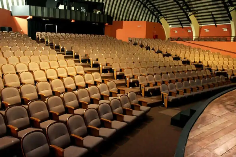 Imagem das cadeiras do Teatro Municipal Sylvia de Alencar Matheus para ilustrar matéria sobre o que fazer em Vinhedo a noite