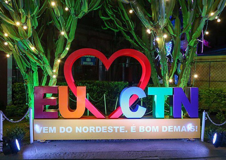 Foto que ilustra matéria sobre o Centro de Tradições Nordestinas mostra a placa do Centro De Tradições Nordestinas