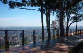 Foto que ilustra matéria sobre o Mirante do Mangabeiras mostra uma parte do deck onde fica o mirante com a cidade de Belo Horizonte ao fundo