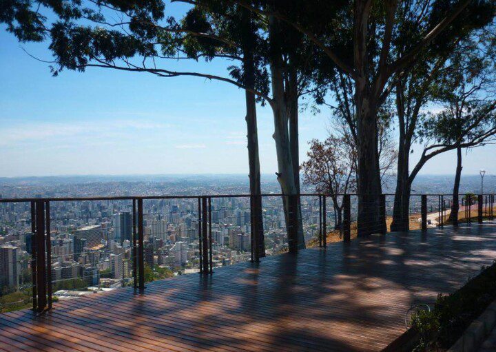 Foto que ilustra matéria sobre o Mirante do Mangabeiras mostra uma parte do deck onde fica o mirante com a cidade de Belo Horizonte ao fundo