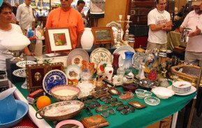 Foto que ilustra matéria sobre a Feira Benedito Calixto mostra um stand de exposição de peças antigas à venda na feira via Wikimedia Commons