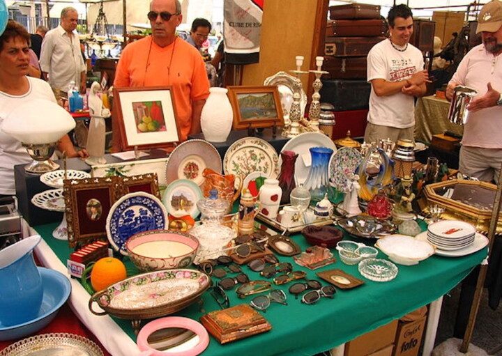 Foto que ilustra matéria sobre a Feira Benedito Calixto mostra um stand de exposição de peças antigas à venda na feira via Wikimedia Commons