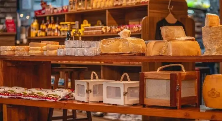 Imagem de produtos expostos no Mercado Novo, em Belo Horizonte