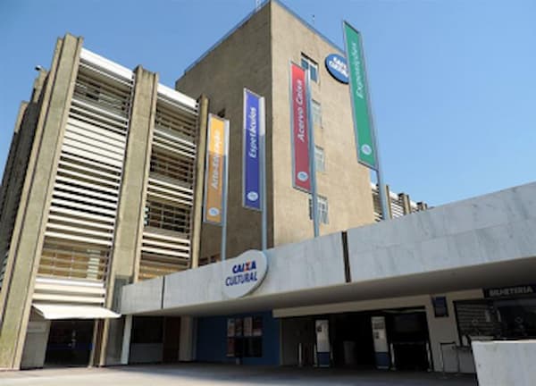 Fachada da Caixa Cultural Brasília, com um prédio bege ao lado.