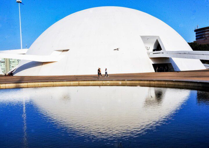 Foto que ilustra matéria sobre museus em Brasília mostra o Museu Nacional da República Honestino Guimarães durante um dia ensolarado