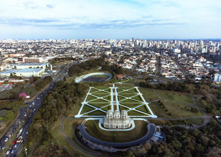 Imagem da vista aérea de parte da cidade de Curitiba e do Jardim Botânico