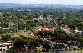 Imagem aérea de trecho do Parque da Cidade Sarah Kubitschek com um parque de diversões.