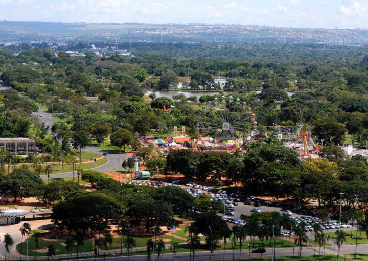 Imagem aérea de trecho do Parque da Cidade Sarah Kubitschek com um parque de diversões.