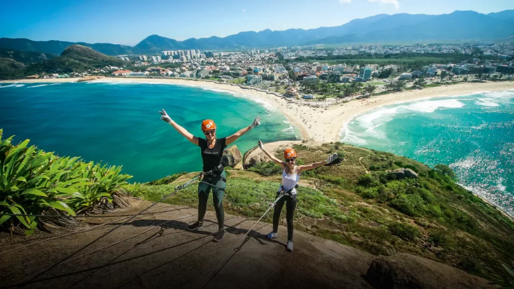 Duas mulheres praticando rapel na Pedra do Pontal, no RJ.