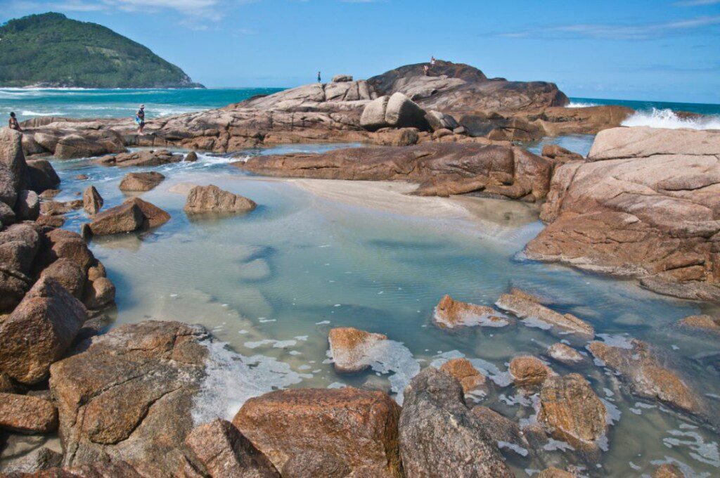 Piscinas naturais na Praia do Rosa em SC. 