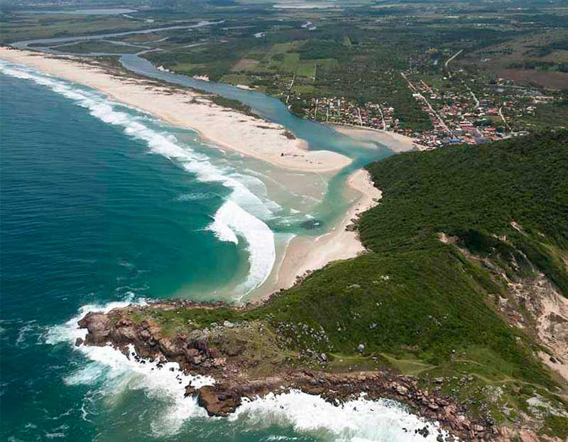 Vista panorâmica da Praia da Guarda do Emabú, em SC. 