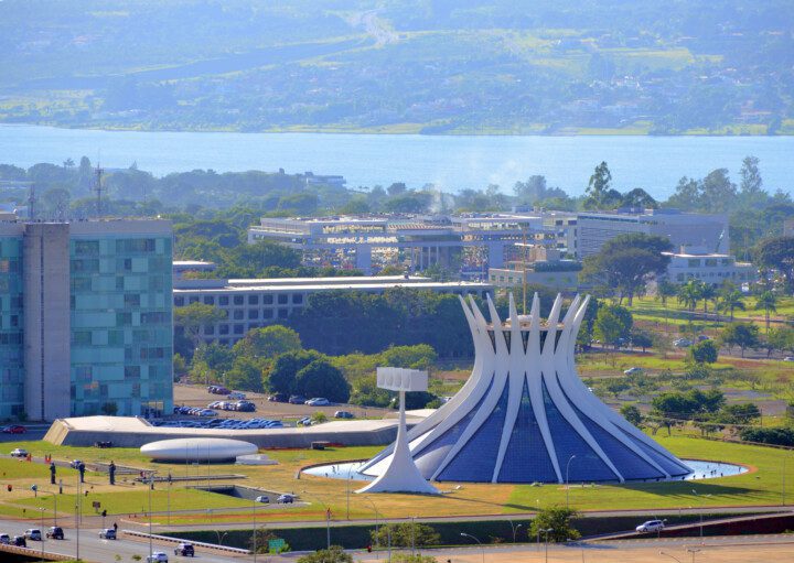 Imagem da vista do lado Paranoá com prédios do Governo e da Catedral de Brasília.