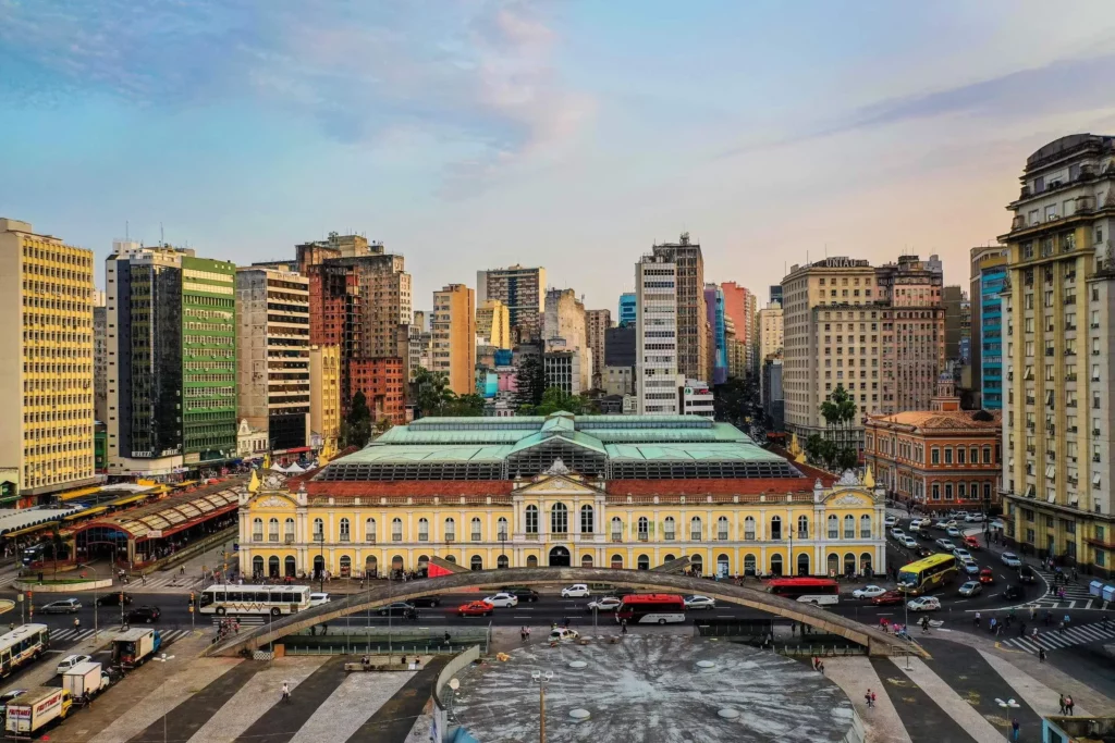 Imagem da vista aérea do histórico prédio do Mercado Público de Porto Alegre para ilustrar matéria sobre o que fazer em Porto Alegre em 1 dia