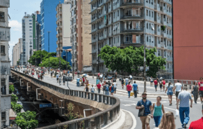 Imagem do Minhocão em São Paulo aos finais de semana com pessoas caminhando.