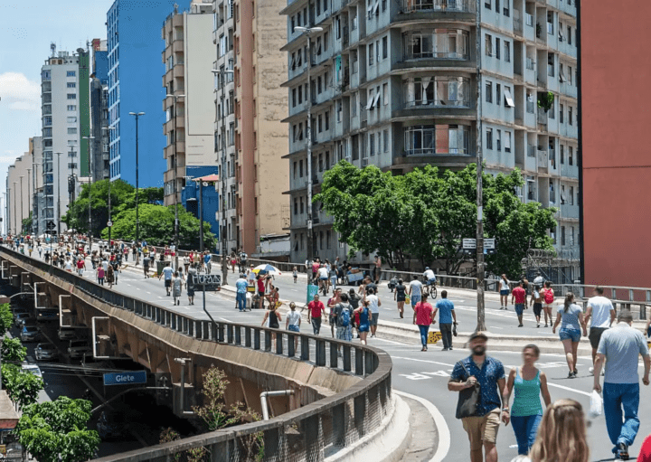 Imagem do Minhocão em São Paulo aos finais de semana com pessoas caminhando.