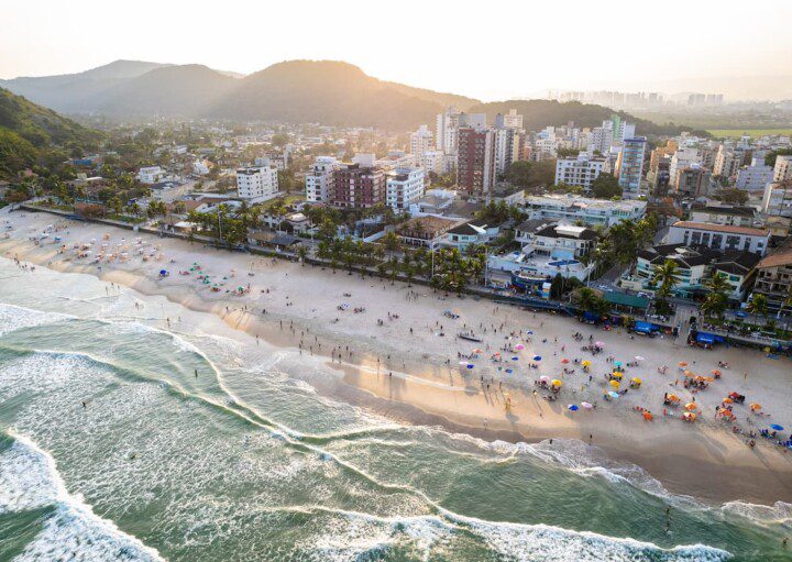 Praia tombo, uma das melhores praias do Guarujá.