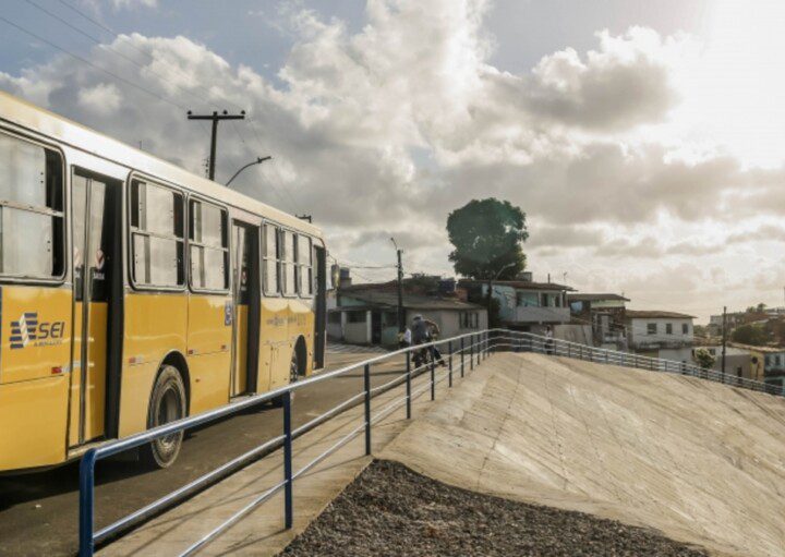 Imagem de um ônibus de Recife em uma das ruas da cidade.