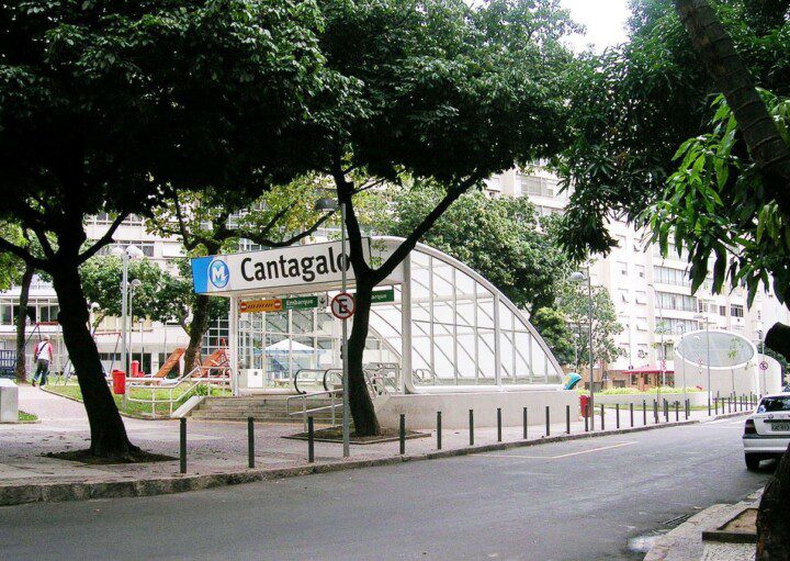 Foto mostra a entrada da Estação Cantagalo do MetrôRio