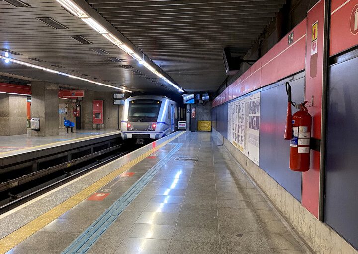 Foto que ilustra matéria sobre Estação da Sé mostra o vagão da estação