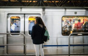 Foto que ilustra matéria sobre o Metrô Ana Rosa mostra uma pessoa esperando o metrô abrir