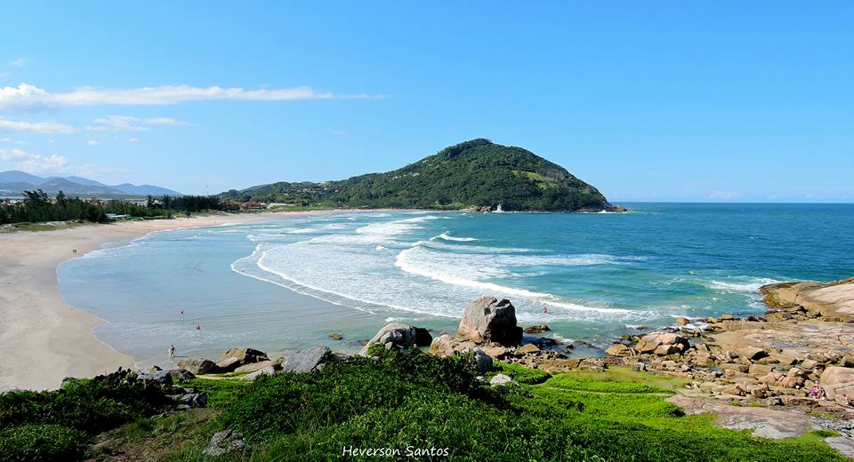 Vista panorâmica da Praia da Ferrugem, em SC.