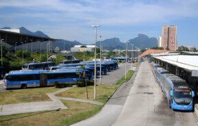 Foto mostra o Terminal Alvorada com vários ônibus azuis enfileirados lado a lado