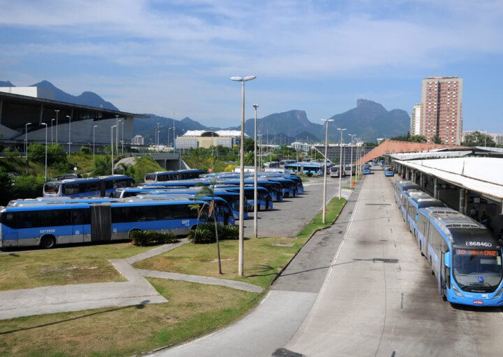 Foto mostra o Terminal Alvorada com vários ônibus azuis enfileirados lado a lado