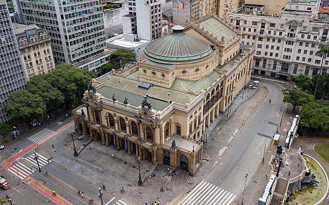 Foto que ilustra matéria sobre Estação da Sé mostra o Theatro Municipali em São Paulo