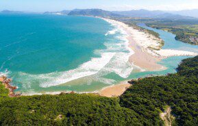 Vista panorâmica da Praia da Guarda do Embú, em SC.