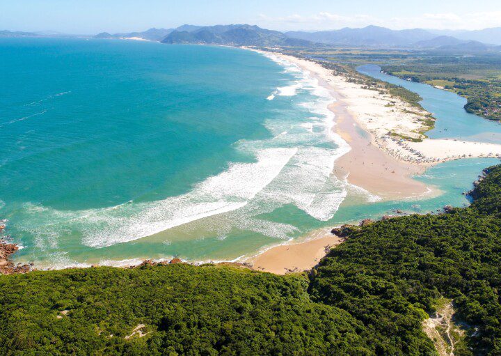 Vista panorâmica da Praia da Guarda do Embú, em SC.