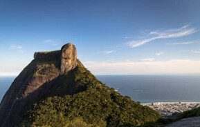 Imagem da Pedra da Gávea no Rio de Janeiro.