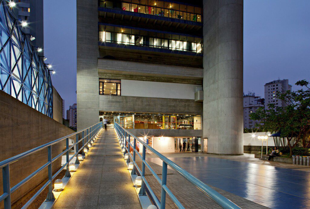 Foto que ilustra matéria sobre o Metrô Ana Rosa mostra a entrada do Sesc da Vila Mariana