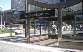 Foto que ilustra matéria sobre o Metrô Consolação mostra a entrada da Estação Consolação