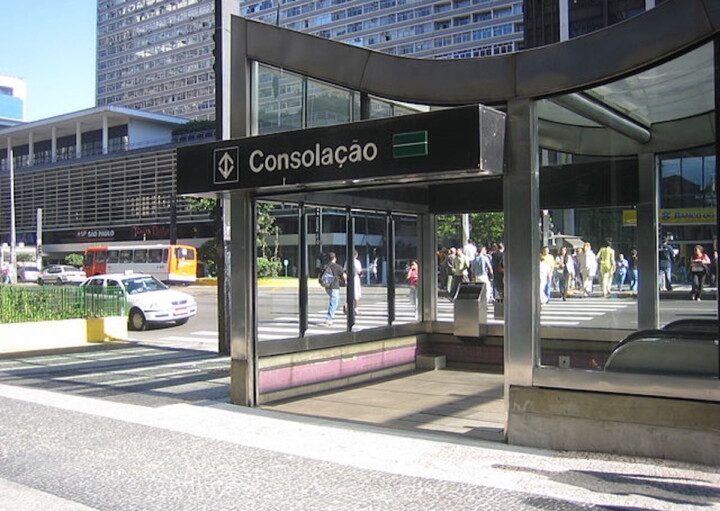 Foto que ilustra matéria sobre o Metrô Consolação mostra a entrada da Estação Consolação