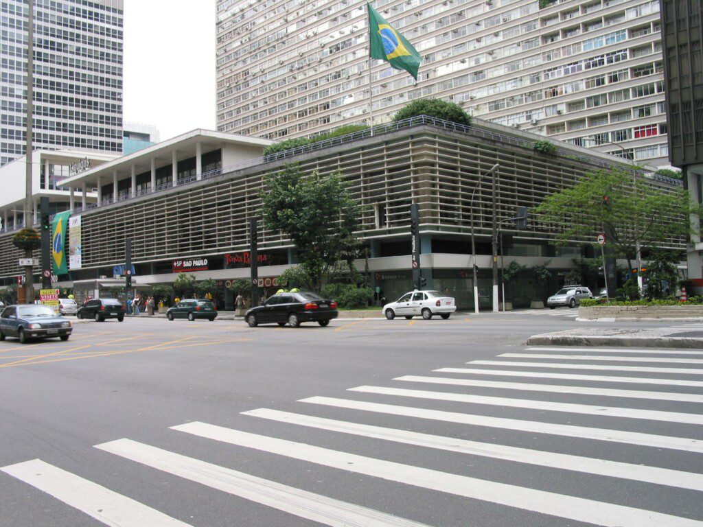 Foto que ilustra matéria sobre o Metrô Consolação mostra o Conjunto Nacional 